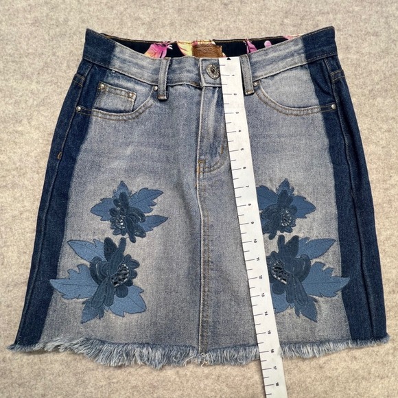 POL Premium Denim Distressed Floral Applique Jean Skirt Blue Frayed Small - Picture 6 of 6